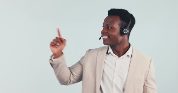 黑人男子 耳机和呼叫中心的广告 电话营销和咨询蓝色工作室背景 模型和促销 客户服务 客户满意 代理和工作满意 — 图库视频影像