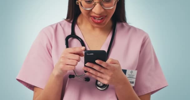 Kvinde Hånd Telefon Sundhedspleje Med Closeup Studiet Blå Baggrund Mockup – Stock-video