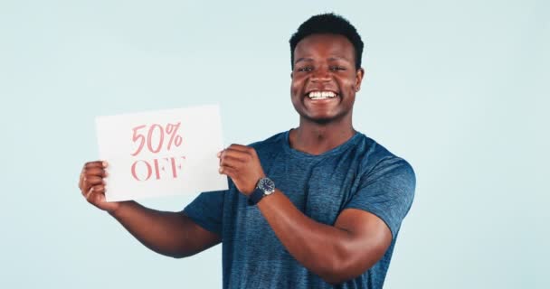 Ember Promóciós Holding Poszter Stúdió Háttérben Mockup Reklám Kedvezmény Afrikai — Stock videók