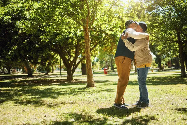 成熟した 男性とコピースペースのバナーのための公園での引退に抱擁 高齢者 または自然の中で友人 木や庭は リラックス リハビリ または楽しむための家 休暇や休暇のために — ストック写真