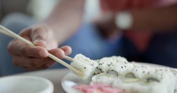 레스토랑 식사를위한 초밥을 음식과 해산물과 식사를위한 아시아 문화를위한 사람과 배고픈 — 비디오