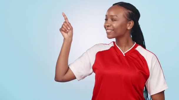 体育女性 在演播室 列表或选择与好的标志 良好的服务和蓝色背景的点和微笑 非洲运动员和肖像画 用于决定 评价或象征健康 健康或健康 — 图库视频影像
