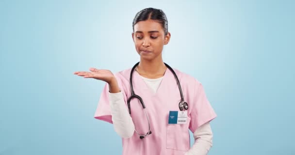 Encolha Ombros Dúvida Rosto Mulher Enfermeira Estúdio Com Expressão Incerta — Vídeo de Stock