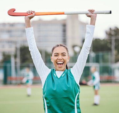 Portredeki hokey oyuncusu, sahada kutlama yapan bir kadın spor yaparken spor yaparken spor yaparken gülümseyen. Şerefe, mutluluk ve sopalı genç sporcu, başarı ve yarışmada şampiyon..