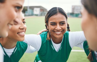 Mutlu, kadın ve takım futbol müsabakalarında tavsiye maçı için spor, oyun ya da konuşma alanında bir araya gelirler. Futbolcu, grup ve idmanda destek, çim üzerinde birlikte çalışma ya da antrenman.