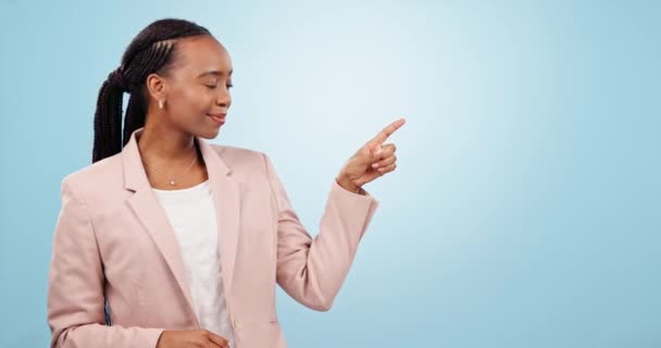 商业黑人妇女 指的是蓝色背景的信息和演示 模型或讲习班 在营销代理机构举办的画像 研讨会和在演播室发表的带有公司理念和演讲的公告 — 图库视频影像