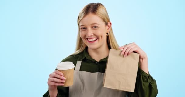 Camarera Mujer Feliz Con Café Para Llevar Bolsa Con Servicio — Vídeo de stock