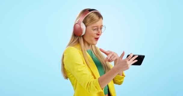 Kvinde Dans Telefon Til Musik Hovedtelefoner Mockup Studie Blå Baggrund – Stock-video