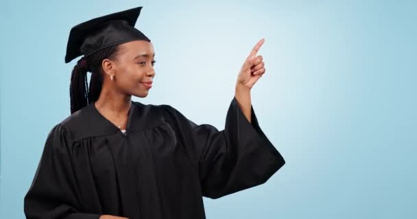 Estudiante Graduación Mujer Señalando Espacio Para Educación Aprendizaje Presentación Universidad — Vídeos de Stock