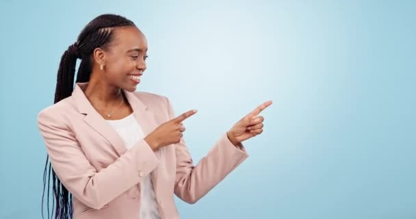 Mujer Negra Corporativa Señalando Información Presentación Maqueta Taller Sobre Fondo — Vídeo de stock