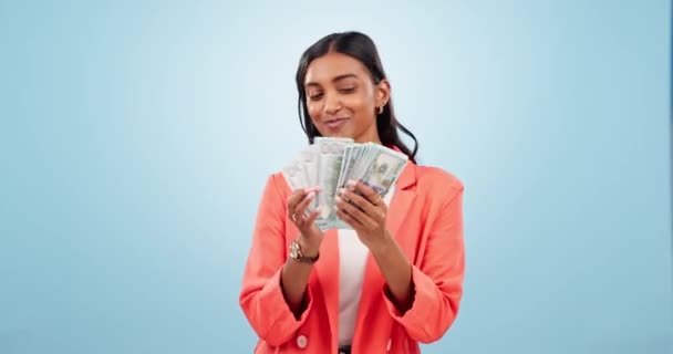 Šťastná Podnikatelka Peníze Počítání Peněz Finanční Svobodě Pozadí Modrého Studia — Stock video