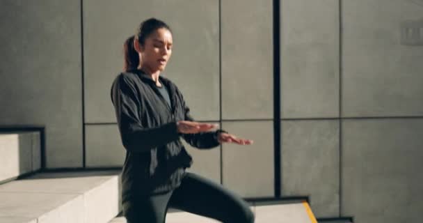 Žena Schodech Pro Cvičení Zahřát Skákat Svalové Cvičení Město Ranní — Stock video