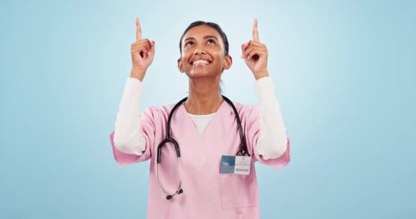 面容和女医生在工作室里指点自己的健康 建议或蓝色背景的宣传 女护士的介绍和画像 附有新闻 通知或雇用信息 — 图库视频影像