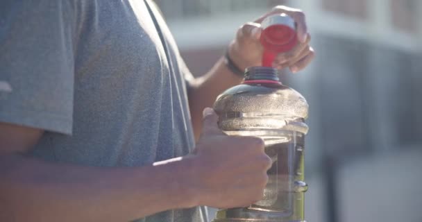 Homem Negro Fitness Água Potável Cidade Para Hidratação Pausa Descanso — Vídeo de Stock