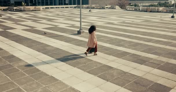 Promenader Stadsresor Och Affärskvinna Med Resväska För Företagssemester Och Utomhusresa — Stockvideo