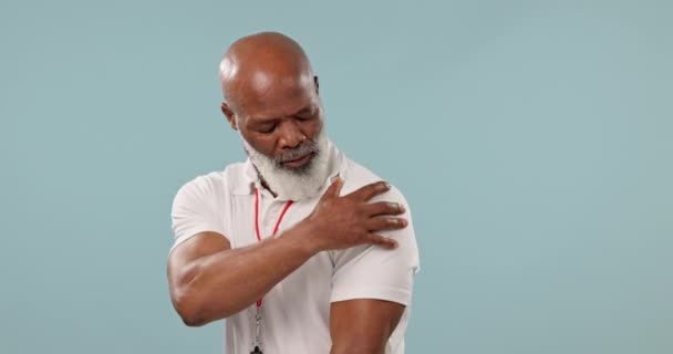 Боль Плече Мышечная Травма Пожилой Черный Мужчина Студии Сером Фоне — стоковое видео