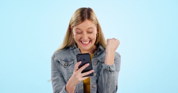 Szczęśliwy Podekscytowany Kobieta Uroczystości Telefon Połączenie Nagrodą Prezenty Aplikacja Cyfrowa — Wideo stockowe