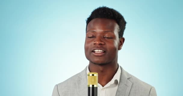 Journaliste Nouvelles Diffusion Homme Noir Micro Avec Communication Flux Direct — Video