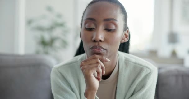 Mujer Negra Pensando Futuro Relajarse Sofá Con Sueño Memoria Recordar — Vídeos de Stock