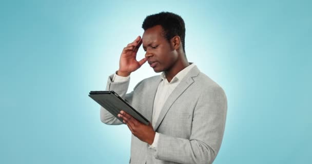 Tablet Estresse Dor Cabeça Com Homem Negro Negócios Estúdio Fundo — Vídeo de Stock