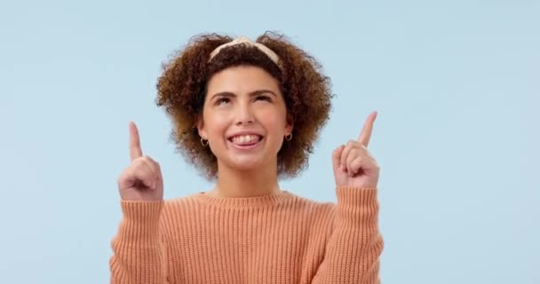 Happy Tvář Žena Ukazuje Studiu Oznámení Řešení Nebo Rozdávání Modrém — Stock video