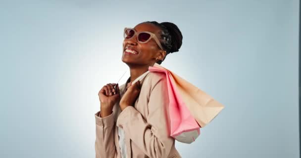 Ευτυχισμένη Μαύρη Γυναίκα Πιστωτική Κάρτα Και Τσάντα Για Ψώνια Για — Αρχείο Βίντεο
