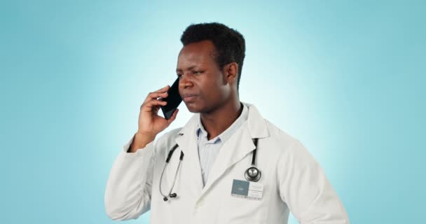 Dokter Pria Dan Komunikasi Dengan Telepon Studio Untuk Konsultasi Telekomunikasi — Stok Video