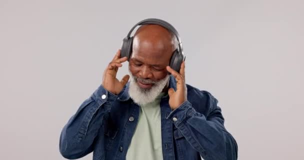 Senior Hombre Feliz Bailando Con Auriculares Música Para Transmisión Audio — Vídeo de stock