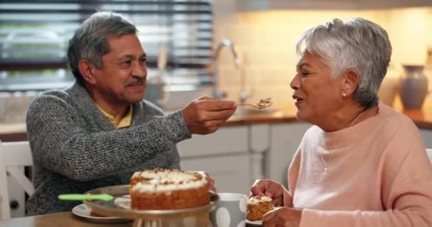 Amour Gâteau Couple Personnes Âgées Dans Cuisine Manger Pour Heure — Video