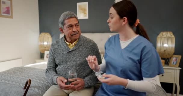Senior Persoon Drank Pillen Met Verzorger Ondersteuning Voor Gezondheidszorg Welzijn — Stockvideo