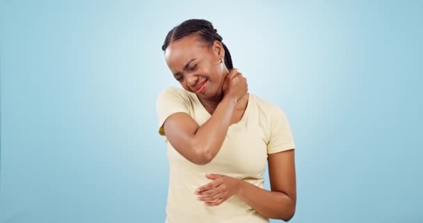 颈部疼痛 受伤和女人在工作室与压力 疲倦的关节和关节炎风险蓝色背景 用于急救 健康急诊和肌肉疲劳的沮丧的非洲模型推拿瘀伤 — 图库视频影像