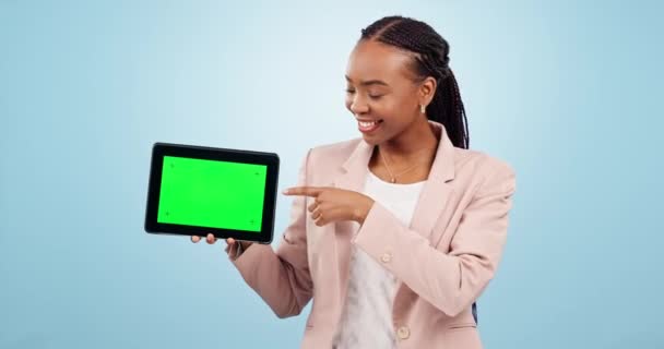 ビジネス女性 タブレットグリーンスクリーン 人事Webサイトのモックアップ またはスタジオでの求人プレゼンテーション デジタル技術 またはブルーバックグラウンドのトラッキングマーカーのアフリカ人労働者のプロフェッショナルな顔 — ストック動画