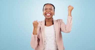 Mutlu siyah kadın, yumruk tokuşturma ve kazanma için kutlama ya da mavi stüdyo geçmişine karşı başarı. Heyecanlı Afrikalı kadın portresi iş, başarı ya da iş promosyonuyla neşe içinde gülümsüyor.