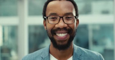 Yüz, gülümseme ve iş yeri, gözlük ve ofis sahibi, profesyonel, kurumsal ve mutlu siyah bir adam. Portre, Afrikalı kişi ve mutlu çalışan bir iş yerinde, kariyer ve gözlüklü bir çalışan..