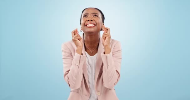 Cara Mujer Negra Dedos Cruzados Con Esperanza Estrés Para Promoción — Vídeos de Stock