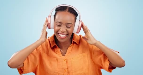 Танцы Счастливая Женщина Музыкальные Наушники Студии Празднования Свободы Дискотека Возбужденный — стоковое видео
