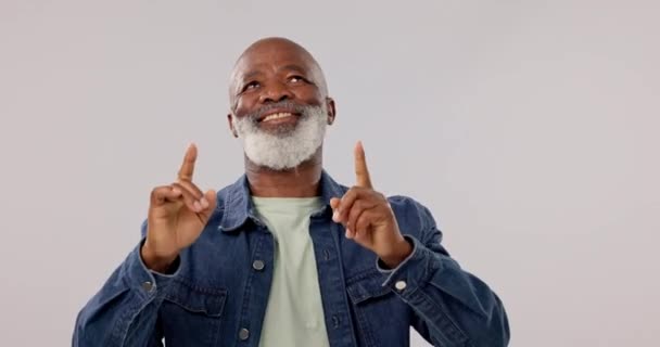 Διαφήμιση Χαρούμενος Και Ώριμος Μαύρος Άνδρας Που Δείχνει Τις Ειδήσεις — Αρχείο Βίντεο