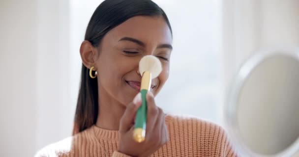 Mujer Cuidado Piel Maquillaje Cepillo Cara Espejo Casa Con Cosméticos — Vídeo de stock
