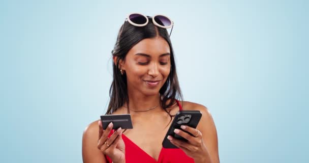 Szczęśliwa Kobieta Karta Kredytowa Smartfon Studio Zakupy Online Płatności Fintech — Wideo stockowe