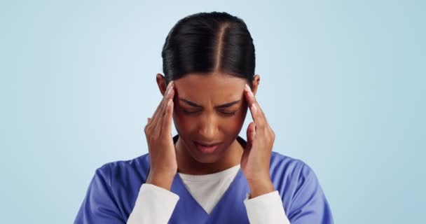 看護師 ストレスのある女性 病院でのキャリアやスタジオのクリニックでのキャリアからの不安 青い背景の片頭痛のための呼吸を用いる痛み 医療およびヘルスケアの専門家 — ストック動画