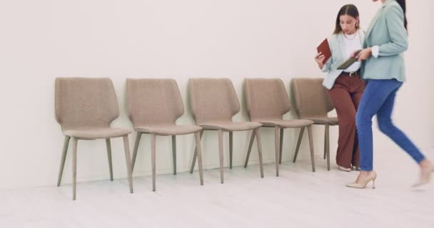Pessoas Fila Recrutamento Sala Espera Entrevista Cadeira Verificar Hora Chegada — Vídeo de Stock