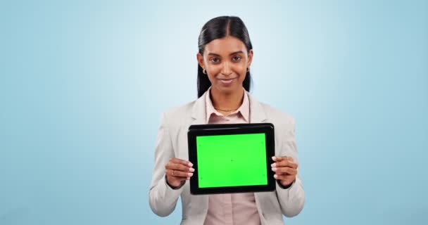 Zakelijke Vrouw Groen Scherm Tablet Voor Advertentieruimte Aanmelden Aanbod Mockup — Stockvideo