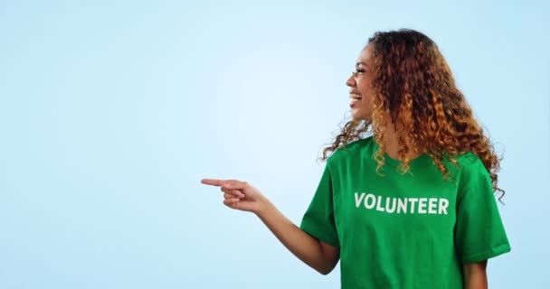 Gezicht Vrouw Vrijwilliger Met Promotie Wijzend Gelegenheid Een Blauwe Studio — Stockvideo