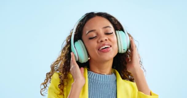 Şarkı Söylemek Kadın Kulaklıkla Dans Etmek Özgürlük Parti Mavi Arka — Stok video
