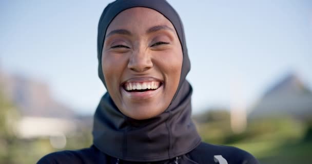 Озил Счастливый Лицо Мусульманки Городе Тренировок Тренировок Упражнений Свежем Воздухе — стоковое видео