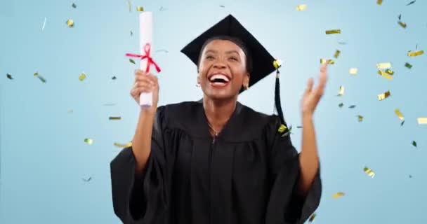 Diploma Női Diák Konfetti Ünnepség Főiskola Vagy Egyetem Sikere Teljesítménye — Stock videók