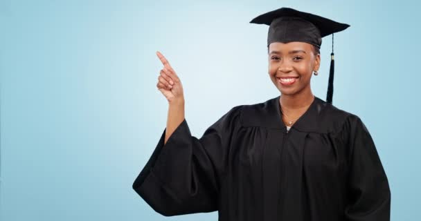 青い背景で教育 または大学のプレゼンテーションのための卒業 女性の指すスペース アフリカの学生の顔や大学院情報 登録ステップ スタジオで大丈夫な手 — ストック動画