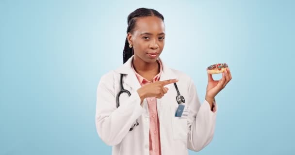 Γιατρέ Ντόνατ Και Πρόσωπο Μαύρης Γυναίκας Χωρίς Αντίχειρες Κάτω Και — Αρχείο Βίντεο