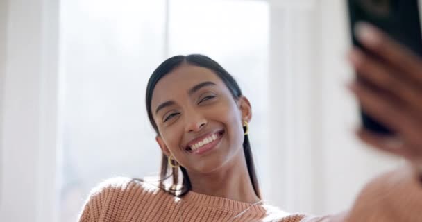 Uśmiech Selfie Młoda Kobieta Domu Pozytywnym Dobrym Szczęśliwym Nastawieniem Miłości — Wideo stockowe