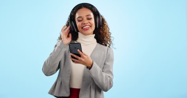 音乐和舞蹈与一个蓝色背景的女人在工作室为自由 能量或健康 收音机 流媒体和耳机 还有一个快乐的年轻人 一边唱歌一边放声歌唱一边放松自己 — 图库视频影像